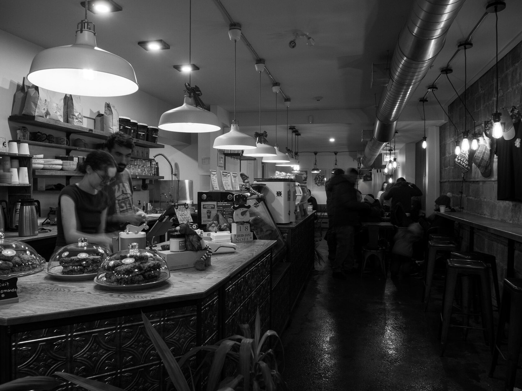 Interior tradicional de uma pastelaria portuguesa antiga